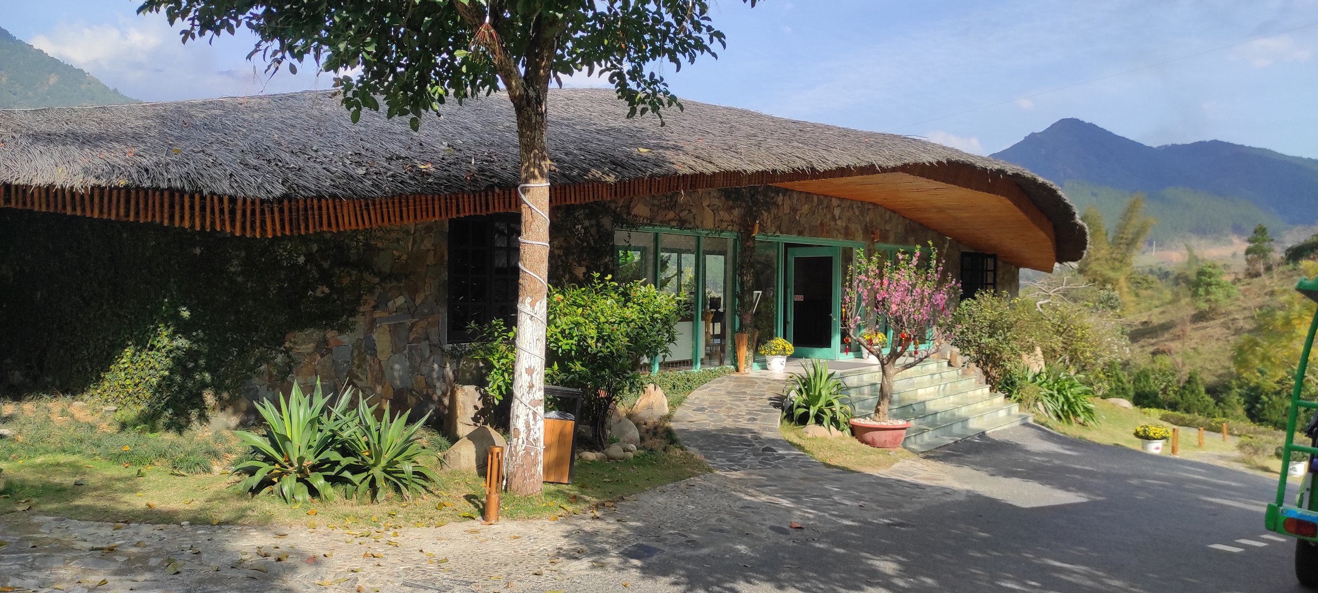 NHÀ LỄ TÂN TÚ LỆ